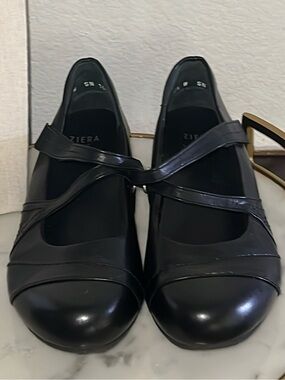 Ziera love your feet black leather Mary Jane’s 9